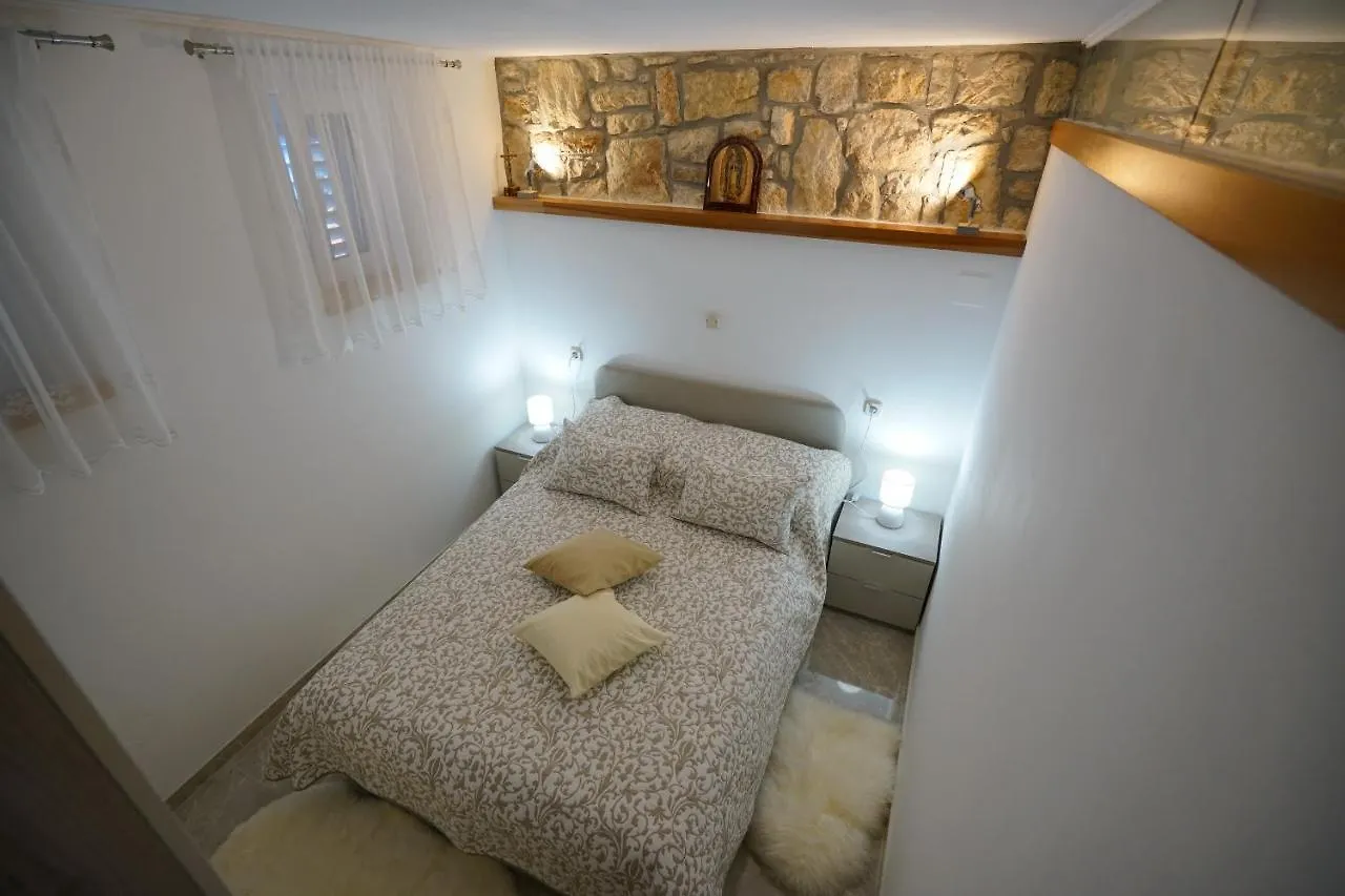 Angelina - Stone House Apartment Kali