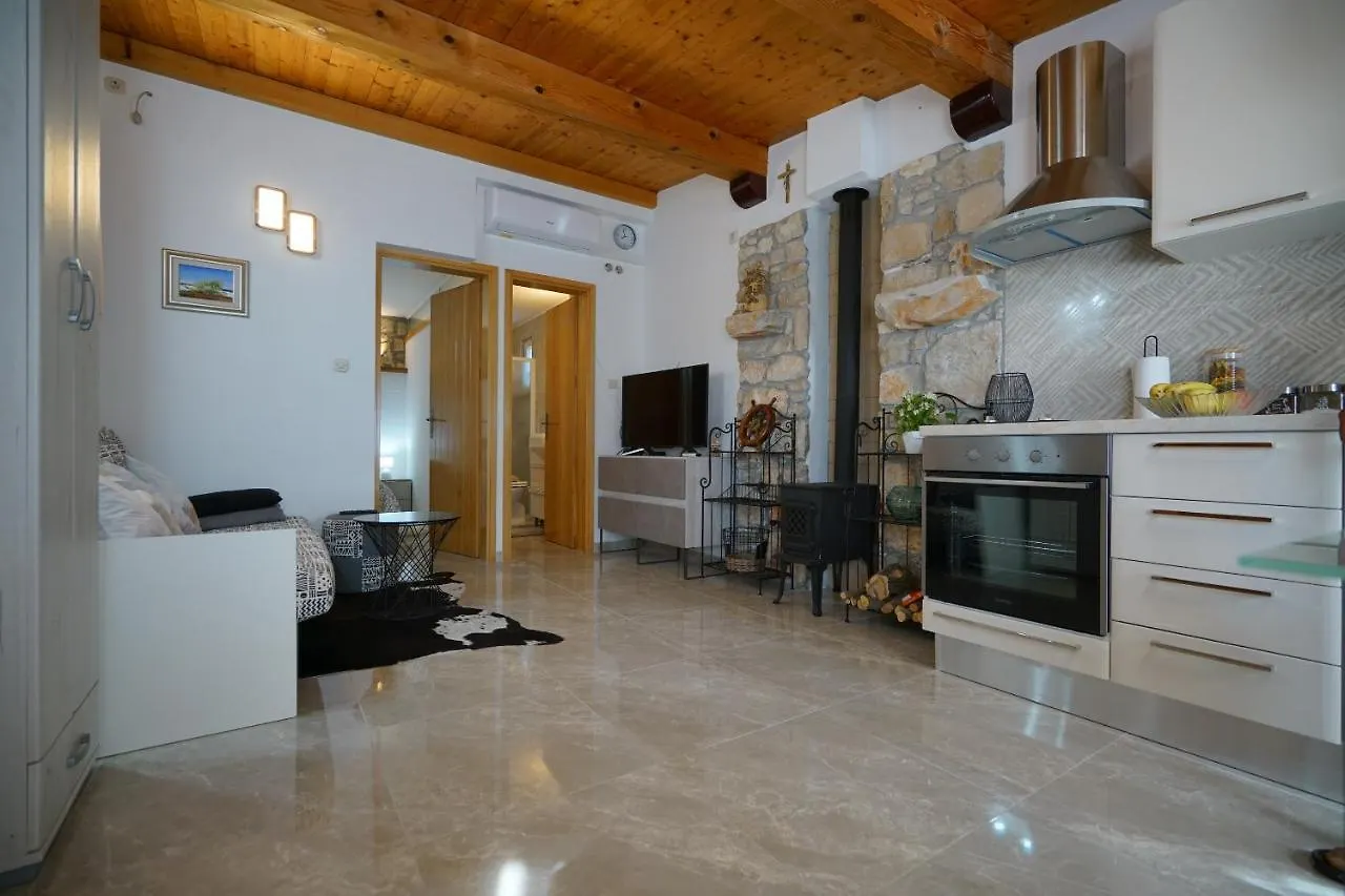 Angelina - Stone House Apartment Kali
